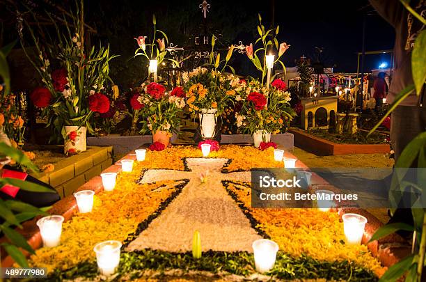 Decorated Tomb In The Cemetery Of Xoxocoatlan Mexico-foton och fler bilder på Alla helgons dag