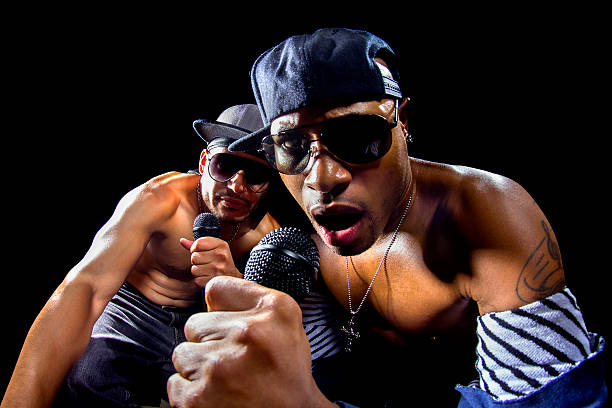 les rappeurs hip hop concert - hip hop urban scene city life black photos et images de collection