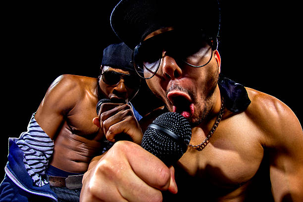 les rappeurs hip hop concert - hip hop urban scene city life black photos et images de collection