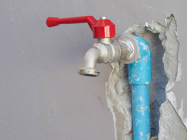 istock Fixing leaked water pipe on the wall 489781310