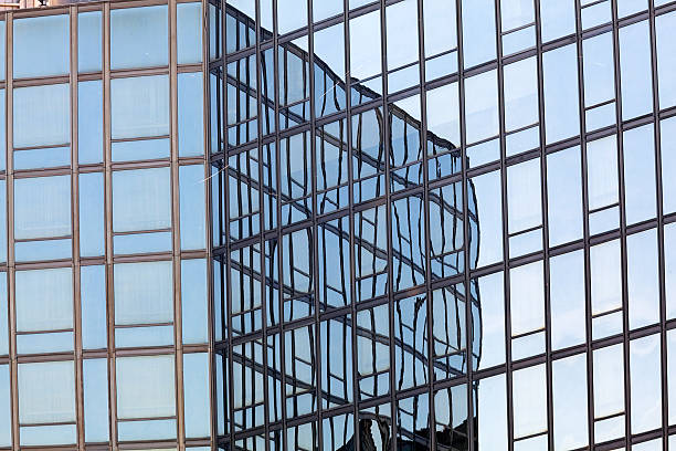 fachada de vidro com reflexos - tower steel mansion investment imagens e fotografias de stock