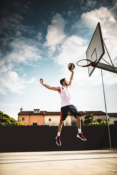 баскетболист прыжки в счет - athlete muscular build basketball vertical стоковые фото и изображения