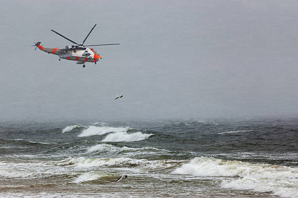 helicóptero de resgate - rescue helicopter water searching imagens e fotografias de stock