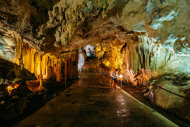 cuevas de nerja-grotte di nerja in spagna - nerja foto e immagini stock