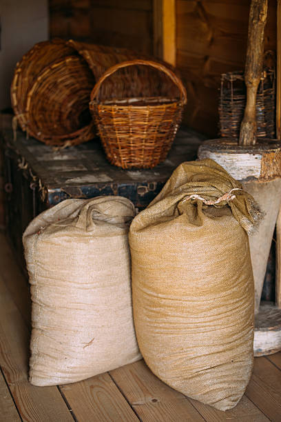 elementos de vida dos camponeses russa: sacs, cestas de vime - izba - fotografias e filmes do acervo