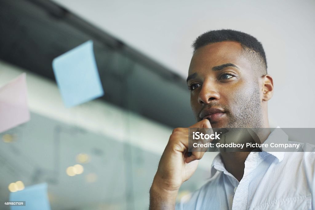 Nehmen Sie sich einen moment Zeit, um den aktuellen Optionen - Lizenzfrei Afrikanischer Abstammung Stock-Foto