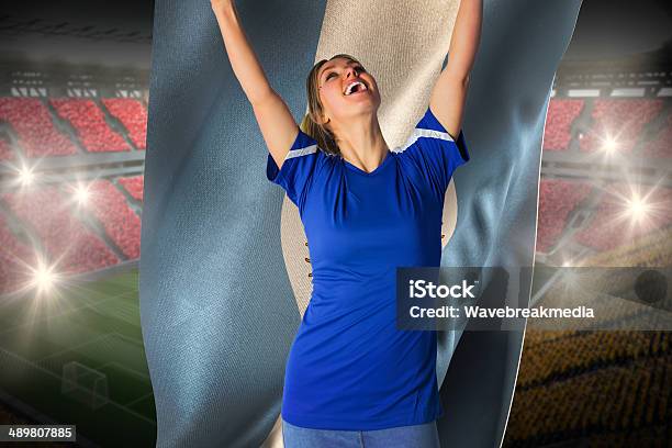Foto de Comemorando De Futebol Na Camisa Azul Segurando Bandeira Argentina e mais fotos de stock de Futebol