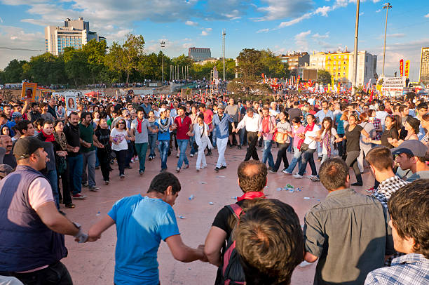 parque gezi protestos, istambul - protest turkey istanbul europe imagens e fotografias de stock
