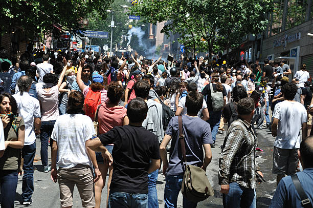 gezi park protestas, istanbul - protest turkey istanbul europe fotografías e imágenes de stock