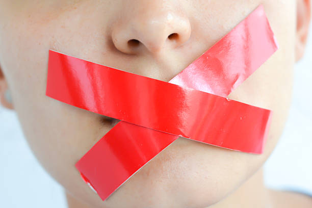 nicht über etwas oder censored konzept - human mouth duct tape covering adhesive tape stock-fotos und bilder