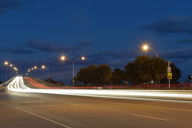 noite de tráfego no rickenbacker causeway - rickenbacker causeway imagens e fotografias de stock