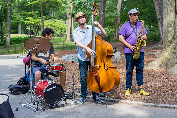 jazz-trio leistung im central park, new york. - street musician stock-fotos und bilder