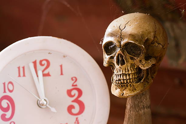 istock Skull waiting time on clock vintage tone 489815356