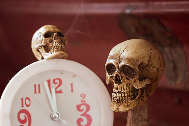 istock Skull waiting time on clock vintage tone 489816004