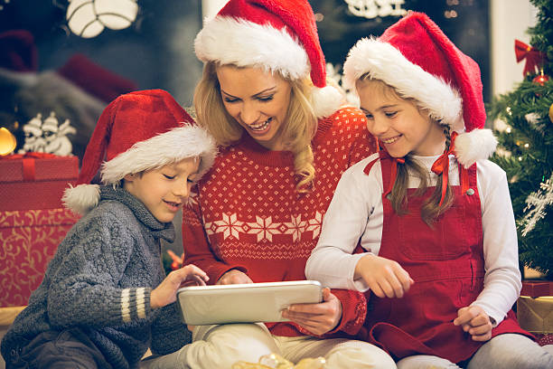 weihnachten familie mit tablet pc - christmas shopping internet family stock-fotos und bilder