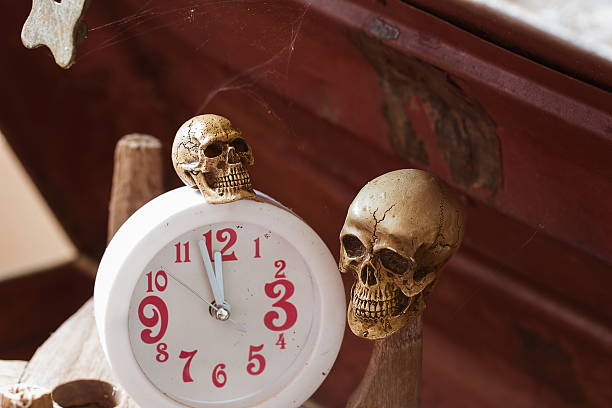 istock Skull waiting time on clock vintage tone 489830664