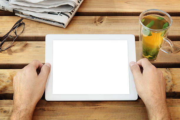 цифровая таблетки с пустой экран - e reader digital tablet cafe reading стоковые фото и изображения