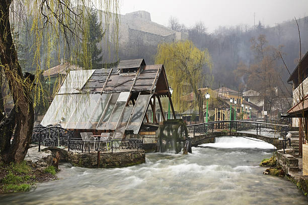 травнике. боснии и герцеговине - mill river фотографии стоковые фото и изображения