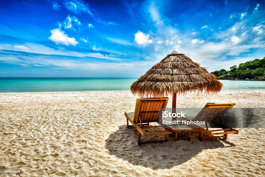 Zwei lounge Stühle unter Zelt am Strand - Lizenzfrei Strandurlaub Stock-Foto