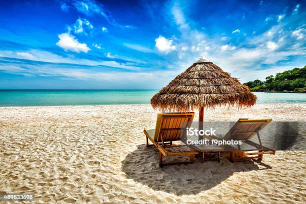 Zwei Lounge Stühle Unter Zelt Am Strand Stockfoto und mehr Bilder von Strandurlaub - Strandurlaub, Sihanoukville, Tropisch