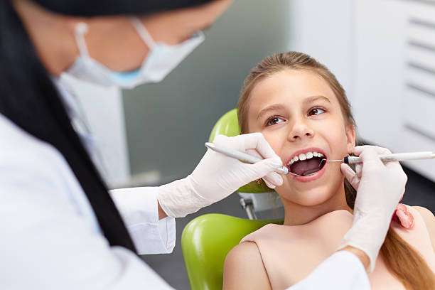 denti checkup all'ambulatorio dentistico. dentista esaminando i denti ragazze - clinic dental equipment dental hygiene human teeth foto e immagini stock