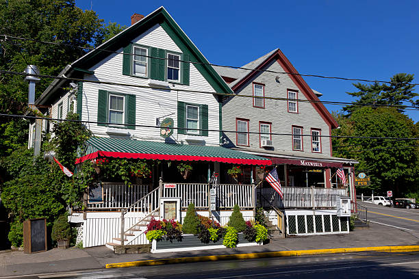 rua em uma pequena cidade de veraneio da nova inglaterra, maine, eua. - house colonial style residential structure new england - fotografias e filmes do acervo