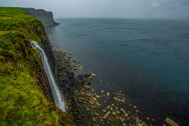 килт рок wasserfall küstenlandschaft insel скай schottland - sehenwürdigkeit стоковые фото и изображения