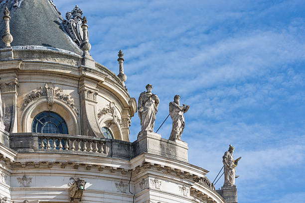 tetto con ornamenti e statue palace versailles, vicino a parigi, in francia - reggia di versailles foto e immagini stock