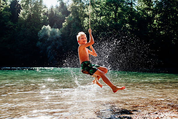 sommerspaß - seilschaukel stock-fotos und bilder