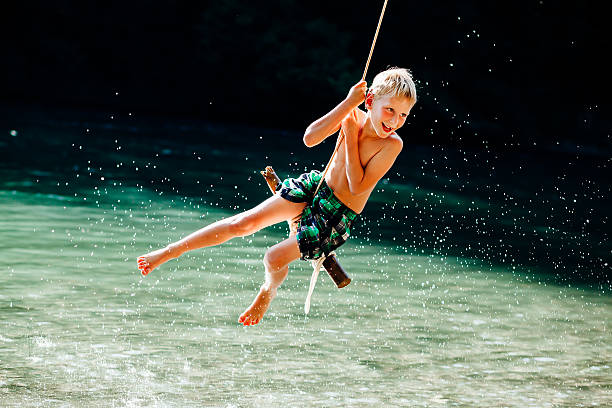 sommerspaß - seilschaukel stock-fotos und bilder