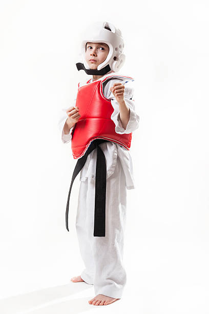 tae kwon делают ребенок истребитель в figthing stance - do kwon стоковые фото и изображения