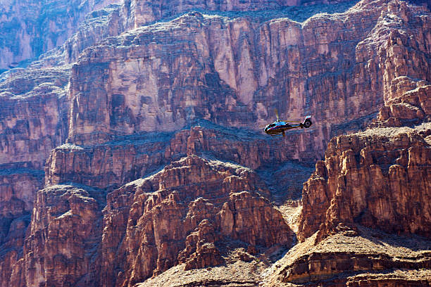 helikopter w nich wąwozach południe od grand canyon - canyon majestic grand canyon helicopter zdjęcia i obrazy z banku zdjęć