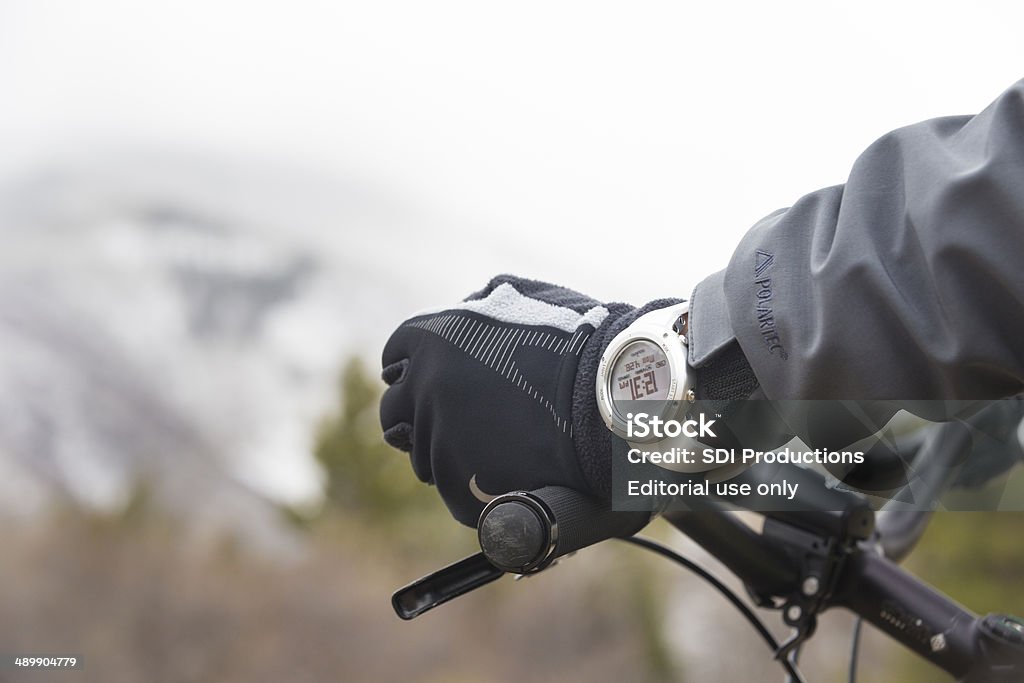 Biker dans les montagnes avec une Suunto altimeter watch - Photo de Activité libre de droits