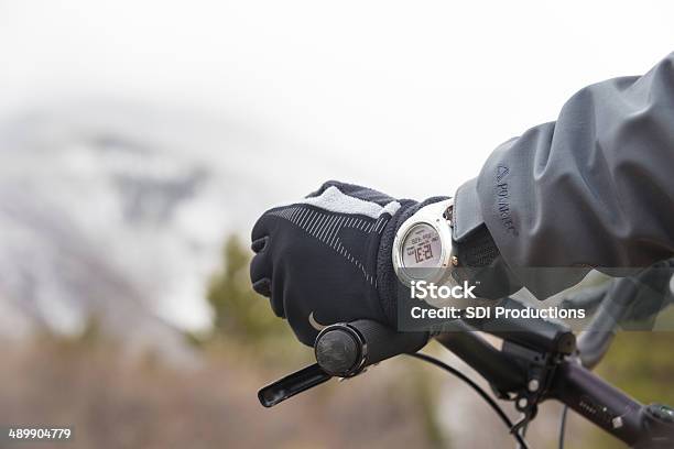 Photo libre de droit de Biker Dans Les Montagnes Avec Une Suunto Altimeter Watch banque d'images et plus d'images libres de droit de Activité