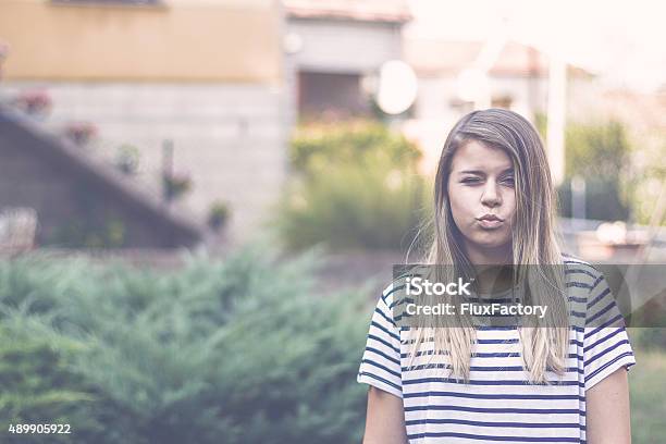 Adolescente Guiñar El Ojo Foto de stock y más banco de imágenes de 16-17 años - 16-17 años, Niñas, Besar