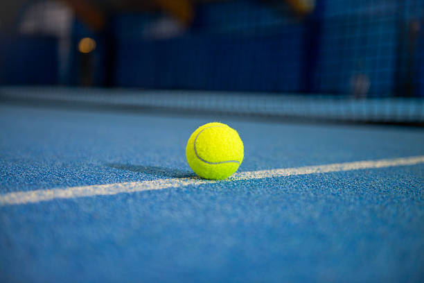 bola de ténis - tennis indoors court ball imagens e fotografias de stock