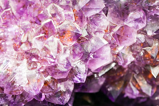 аметиста кристаллами - precious gem rough stone amethyst стоковые фото и изображения
