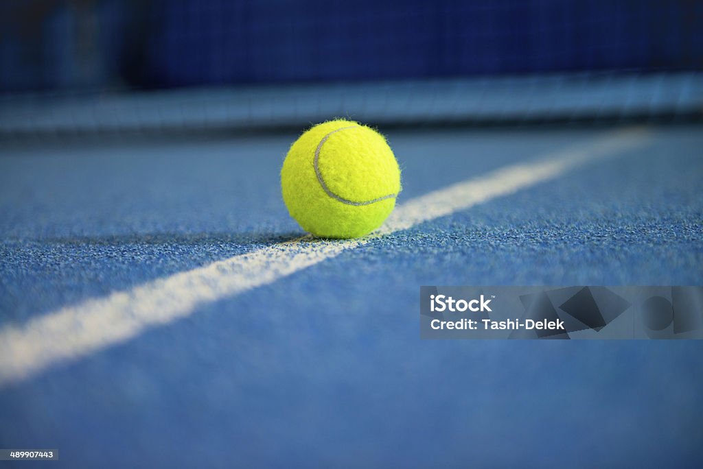 Balle de Tennis - Photo de Terrain de jeu libre de droits