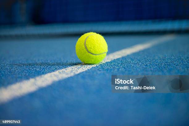 Photo libre de droit de Balle De Tennis banque d'images et plus d'images libres de droit de Terrain de jeu - Terrain de jeu, Tennis, Balle de tennis