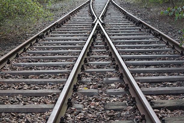 ridendo railroad, doppia stazione ferroviaria, tracce - railroad track direction choice transportation foto e immagini stock