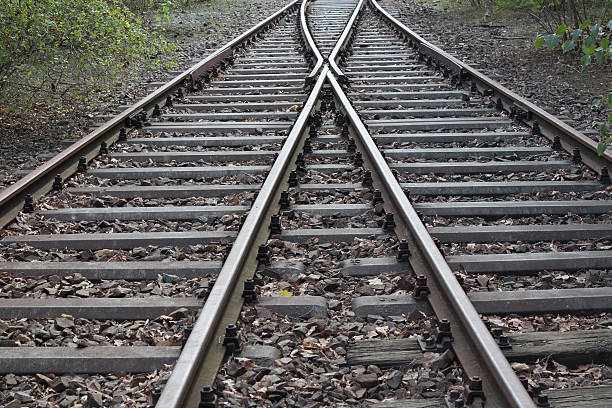 podział kolejkę, dwukrotnie toru kolejowego, torów kolejowych - railroad track direction choice transportation zdjęcia i obrazy z banku zdjęć