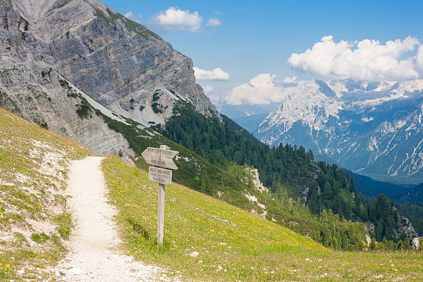 istock Monte cristallo massif - tourist path 489909774
