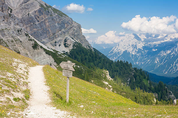 monte cristallo massif — туристических маршрутов - croda rossa стоковые фото и изображения