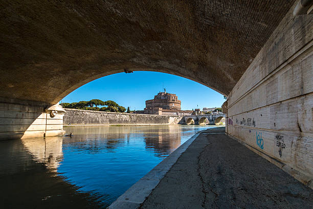 sant'angelo castel - bernini castel fort tiber river fotografías e imágenes de stock