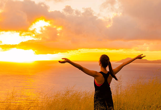 disfrutar de la vida - arms raised arms outstretched sky human arm fotografías e imágenes de stock