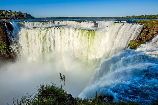 garganta do diabo em cataratas do iguaçu, puerto iguazú, argentina - tropical rainforest waterfall rainbow iguacu falls - fotografias e filmes do acervo