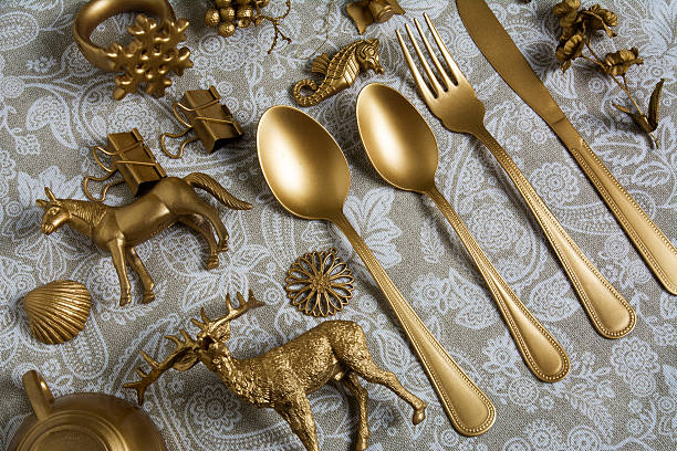 золотой столовых приборов и декоративных рождественские украшения - reindeer christmas decoration gold photography стоковые фото и изображения