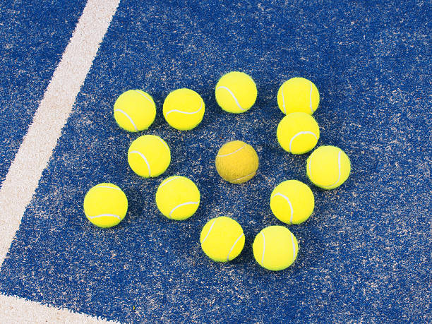 étrange, une balle de tennis vous attend au milieu de ballons immaculées - tennis ball court tennis tennis racket photos et images de collection