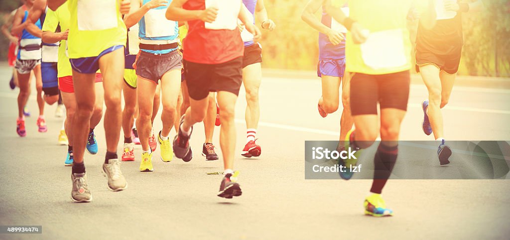 Maratón corredor corriendo en la calle de la ciudad - Foto de stock de Maratón libre de derechos