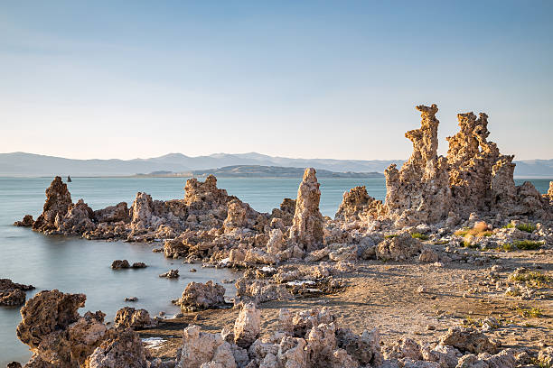 mono lake con tufo rock al tramonto in california - natural basin foto e immagini stock